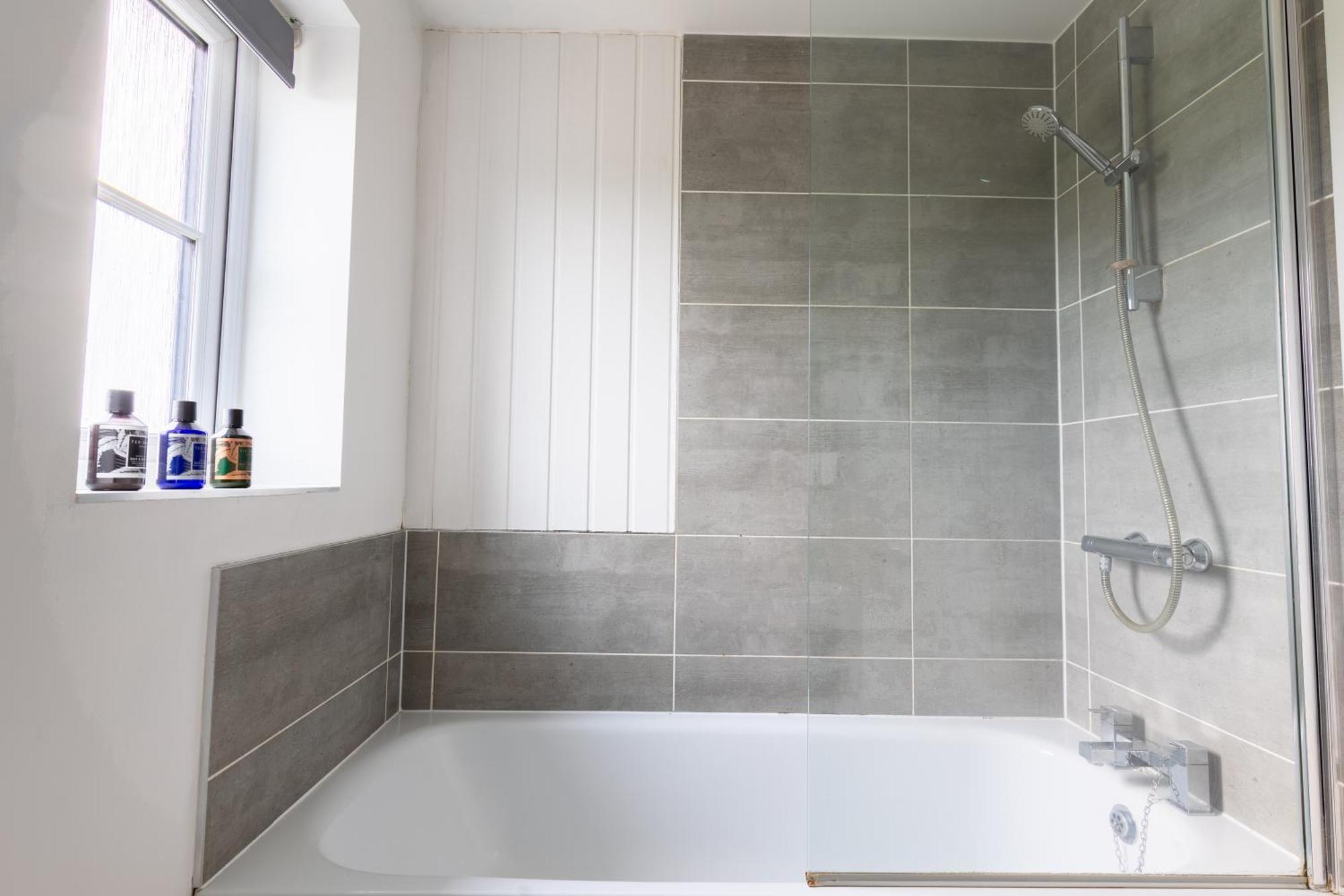 Spacious 4-Bedroom Home Near City Centre With Parking Nottingham Buitenkant foto