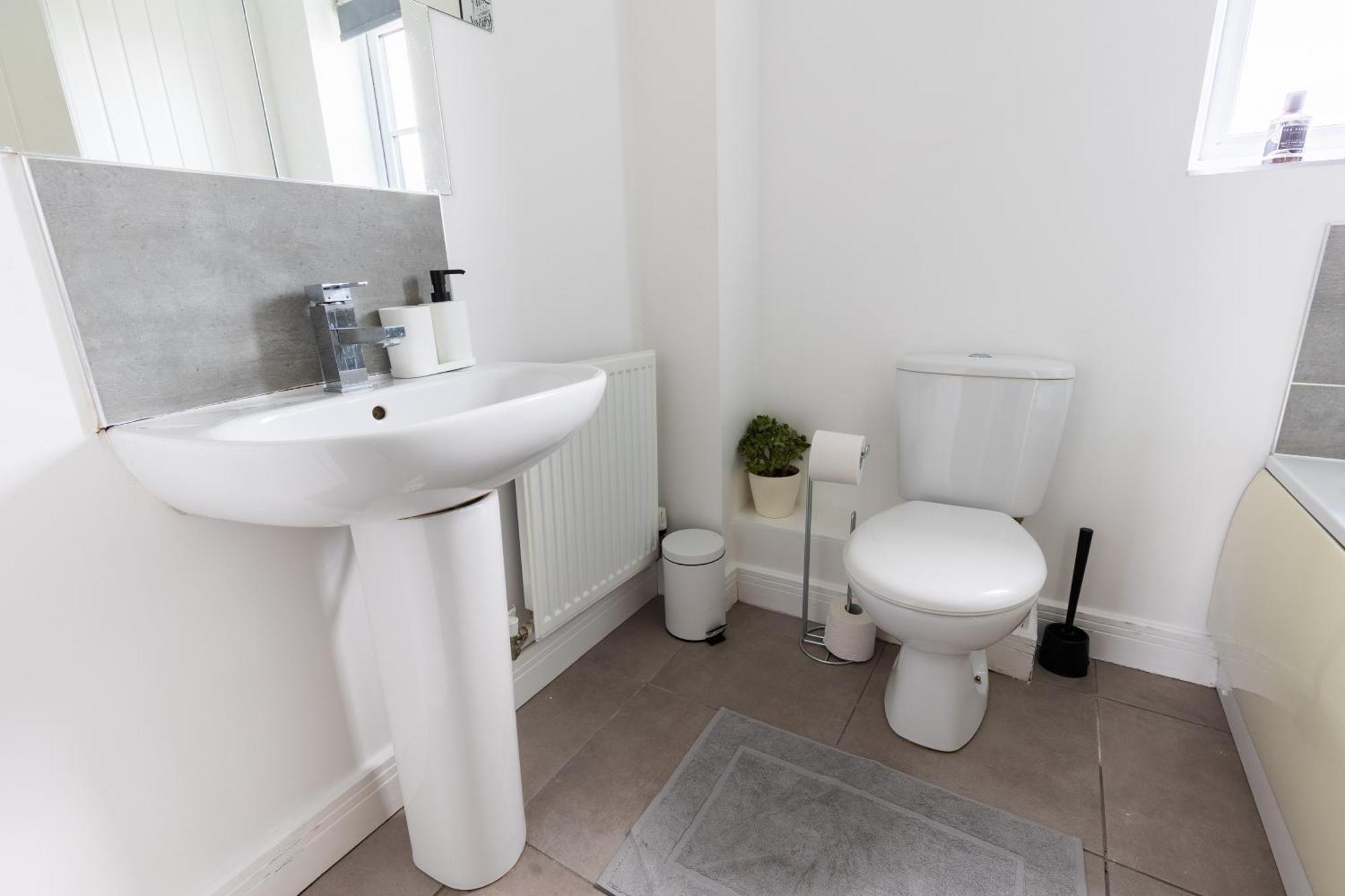 Spacious 4-Bedroom Home Near City Centre With Parking Nottingham Buitenkant foto